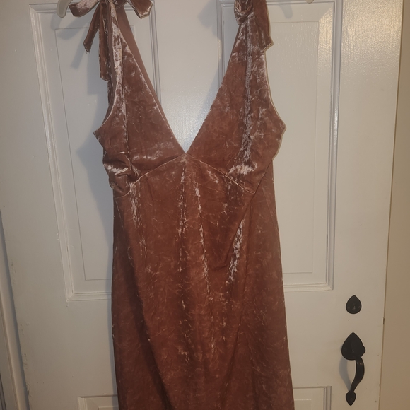 H&M Divided Velvet Dress in Bubblegum Pink - Picture 1 of 3